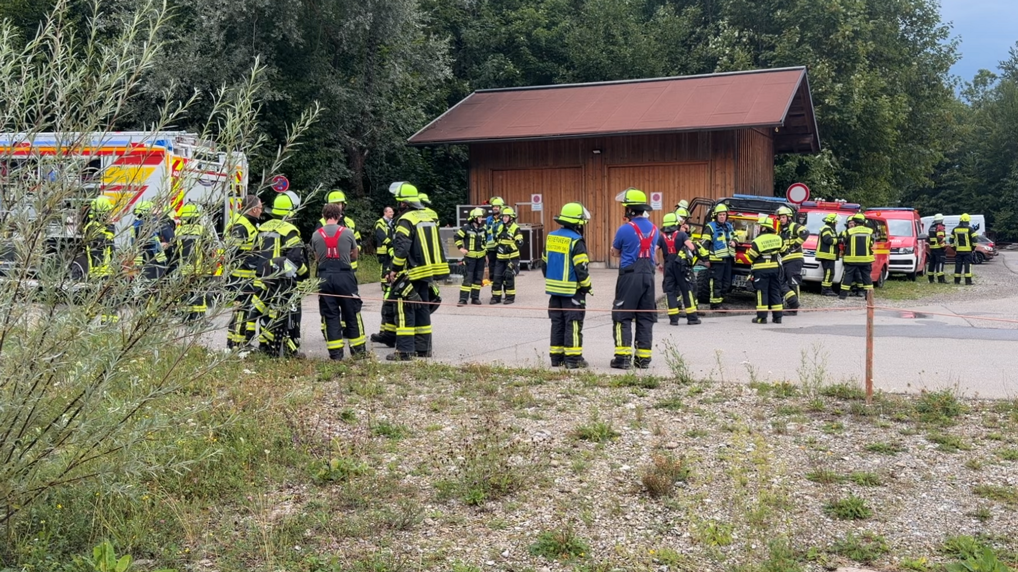 Feuerwehrleute sammeln sich in Oberstdorf, um ein abgestürztes Flugzeug zu suchen.