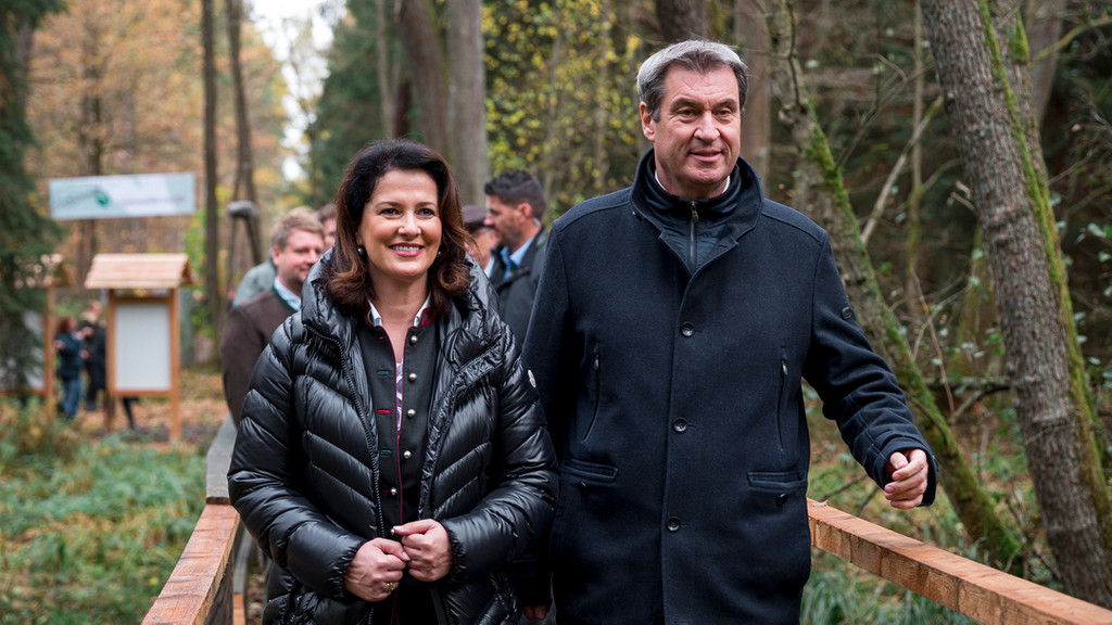 Michaela Kaniber (l, CSU), Bayerische Landwirtschaftsministerin, und Markus Söder (r, CSU), Ministerpräsident des Freistaats Bayern, gehen durch den Reichswald.