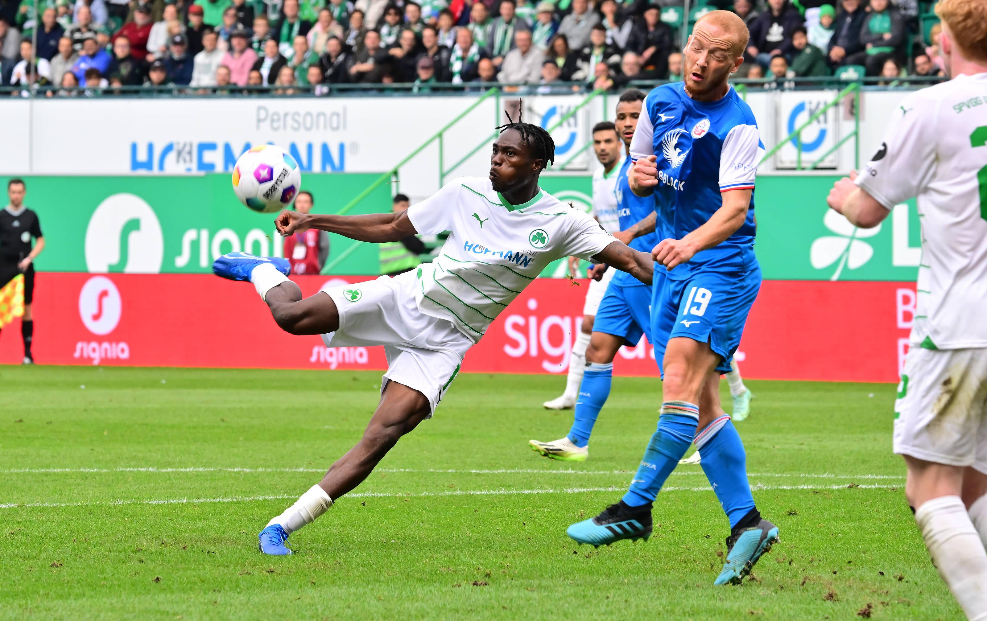Kurioses Eigentor verhilft Fürth zum Sieg gegen Rostock