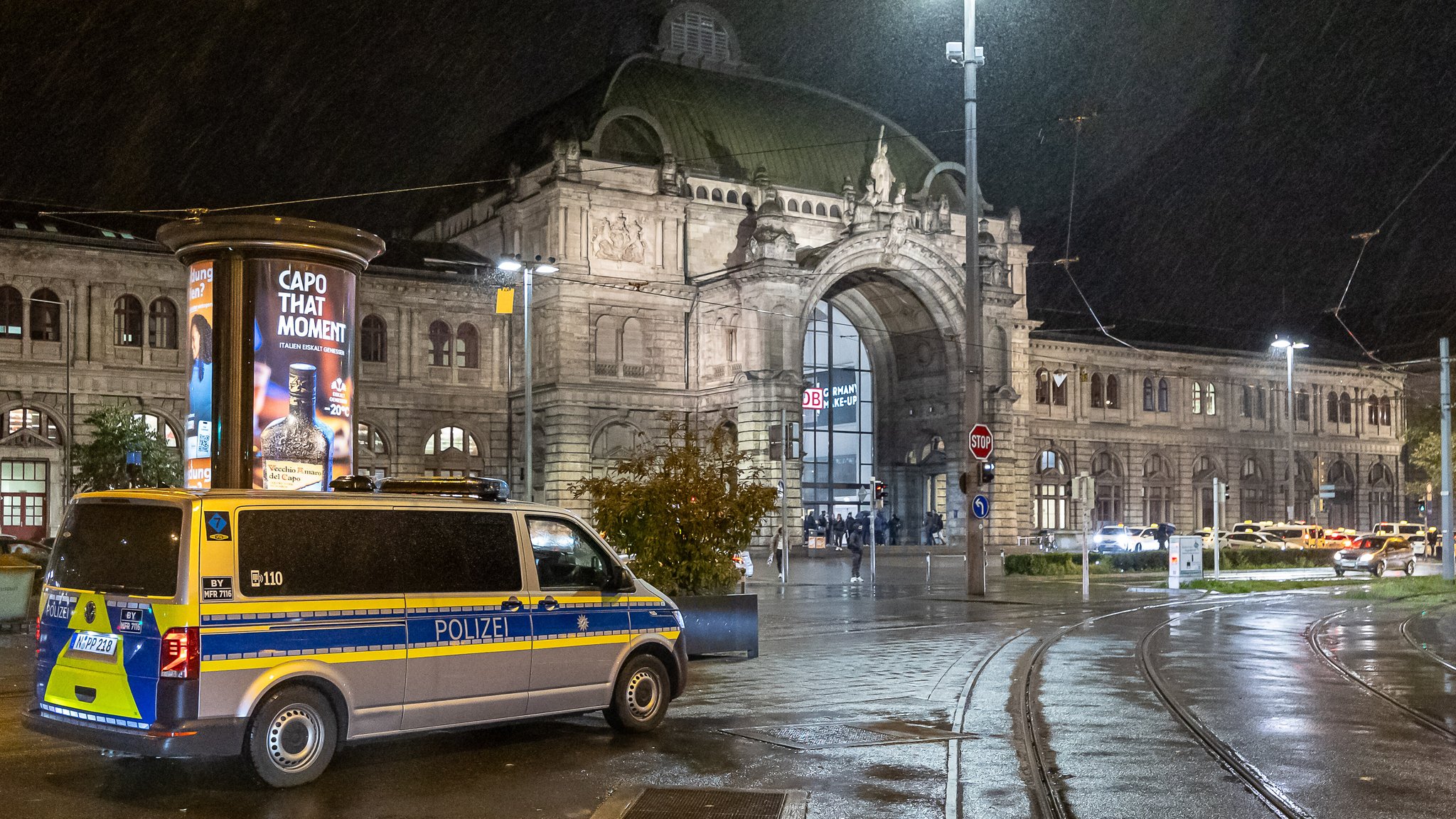 Polizeifahrzeug vor dem Hauptbahnhof in Nürnberg bei nächtlichem Regen. Die Aufnahme zeigt den Haupteingang des Bahnhofs sowie das umliegende Strassen- und Gleisumfeld. | Bild: picture alliance / Eibner-Pressefoto | Eibner-Pressefoto/Ardan Fuessman Polizeifahrzeug vor dem Hauptbahnhof in Nürnberg bei nächtlichem Regen. Die Aufnahme zeigt den Haupteingang des Bahnhofs sowie das umliegende Strassen- und Gleisumfeld.