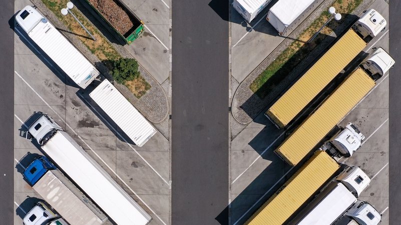 Mehrere geparkte LKWs an einer Raststätte | Bild: dpa-Bildfunk/Jan Woitas Mehrere geparkte LKWs an einer Raststätte