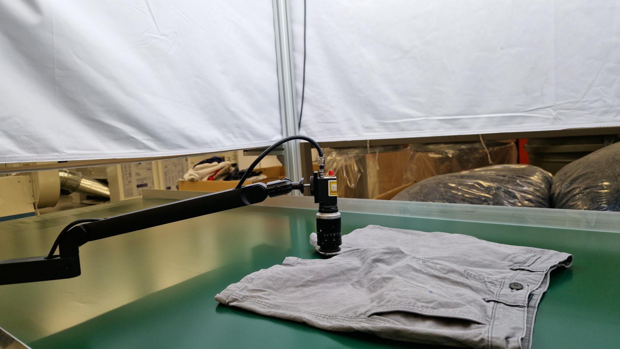 Das KI-gestützte Sortiersystem analysiert eine Hose. 