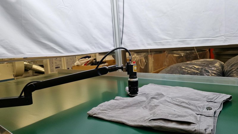 Das KI-gestützte Sortiersystem analysiert eine Hose. | Bild: BR/ Antonie-Wiesbeck Das KI-gestützte Sortiersystem analysiert eine Hose.