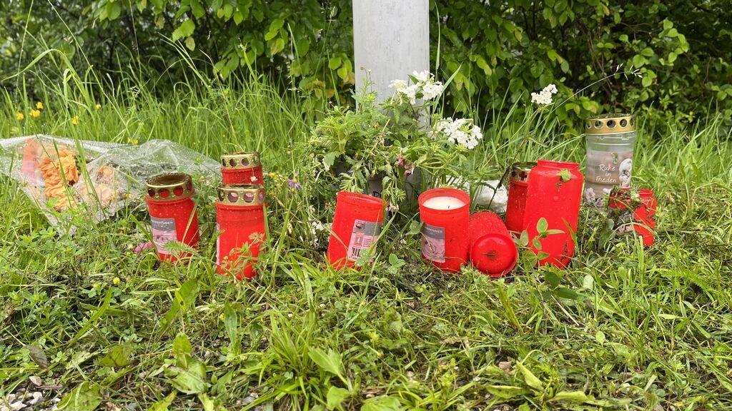 07.06.2022, Burgrain - Grablichter an der Unfallstelle. Nach dem Zugunglück dauern die Aufräumarbeiten an. Am Freitag waren mehrere Waggons der Regionalbahn auf dem Weg nach München entgleist. Mehrere Doppelstock-Wagen des Zugs kippten um, rutschten eine Böschung hinab und blieben neben der Bundesstraße liegen. Fünf Menschen kamen dabei ums Leben, mehr als 40 Personen wurden verletzt. Die Ursache für den Unfall ist weiterhin unklar.
