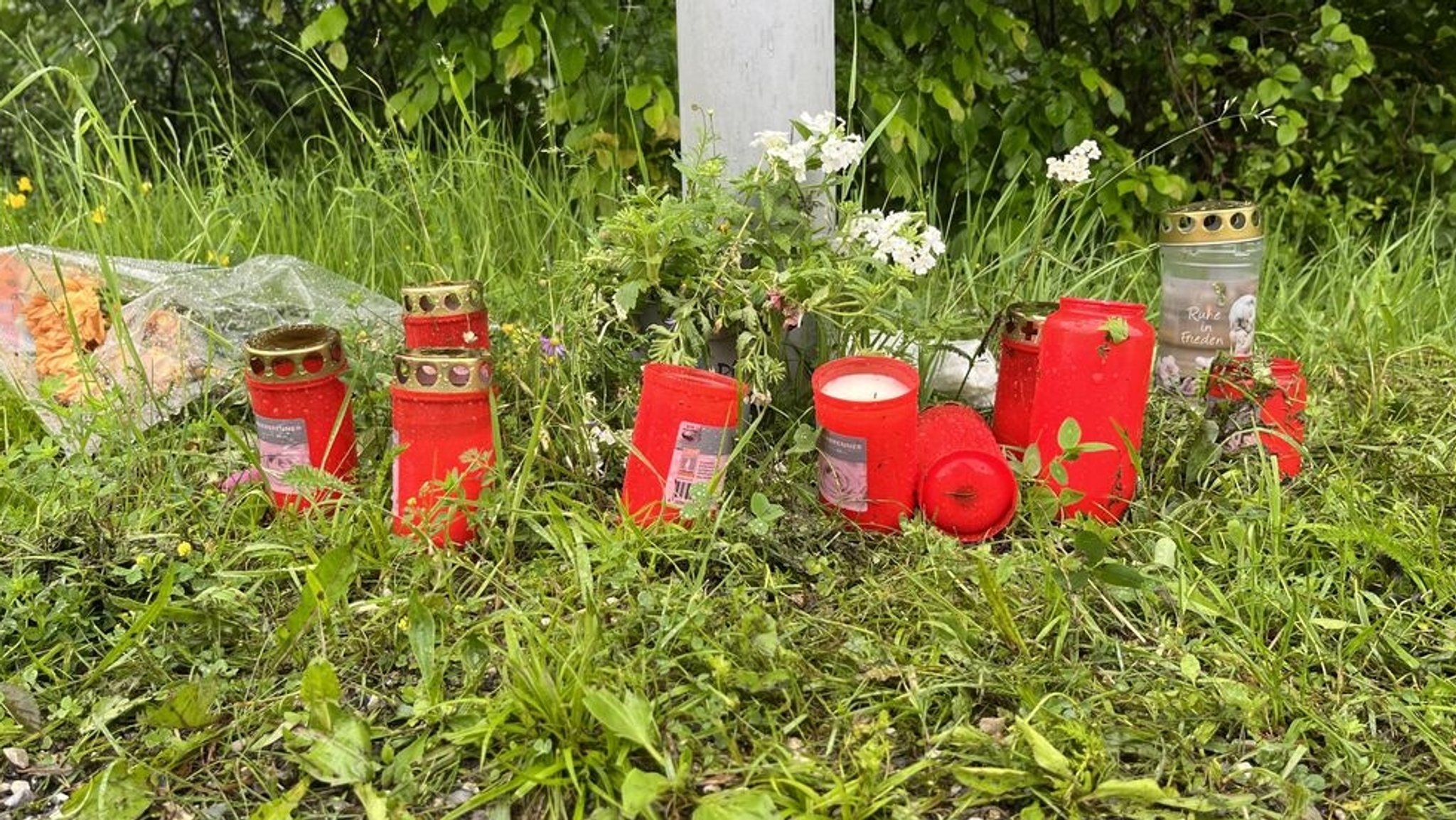 07.06.2022, Burgrain - Grablichter an der Unfallstelle. Nach dem Zugunglück dauern die Aufräumarbeiten an. Am Freitag waren mehrere Waggons der Regionalbahn auf dem Weg nach München entgleist. Mehrere Doppelstock-Wagen des Zugs kippten um, rutschten eine Böschung hinab und blieben neben der Bundesstraße liegen. Fünf Menschen kamen dabei ums Leben, mehr als 40 Personen wurden verletzt. Die Ursache für den Unfall ist weiterhin unklar.