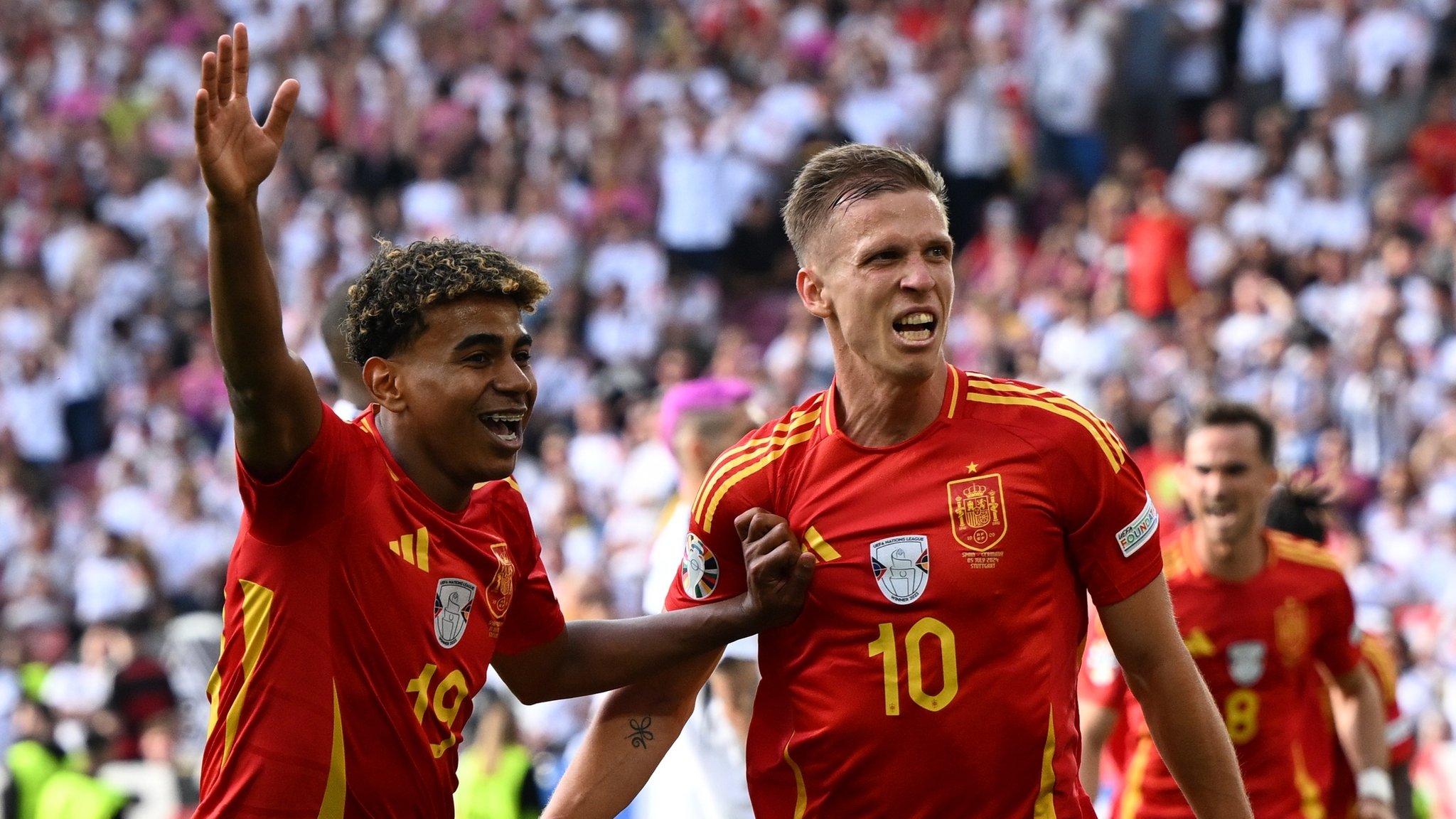 Spaniens Dani Olmo (r)jubelt nach seinem Tor zum 1:0 mit Spaniens Lamine Yamal