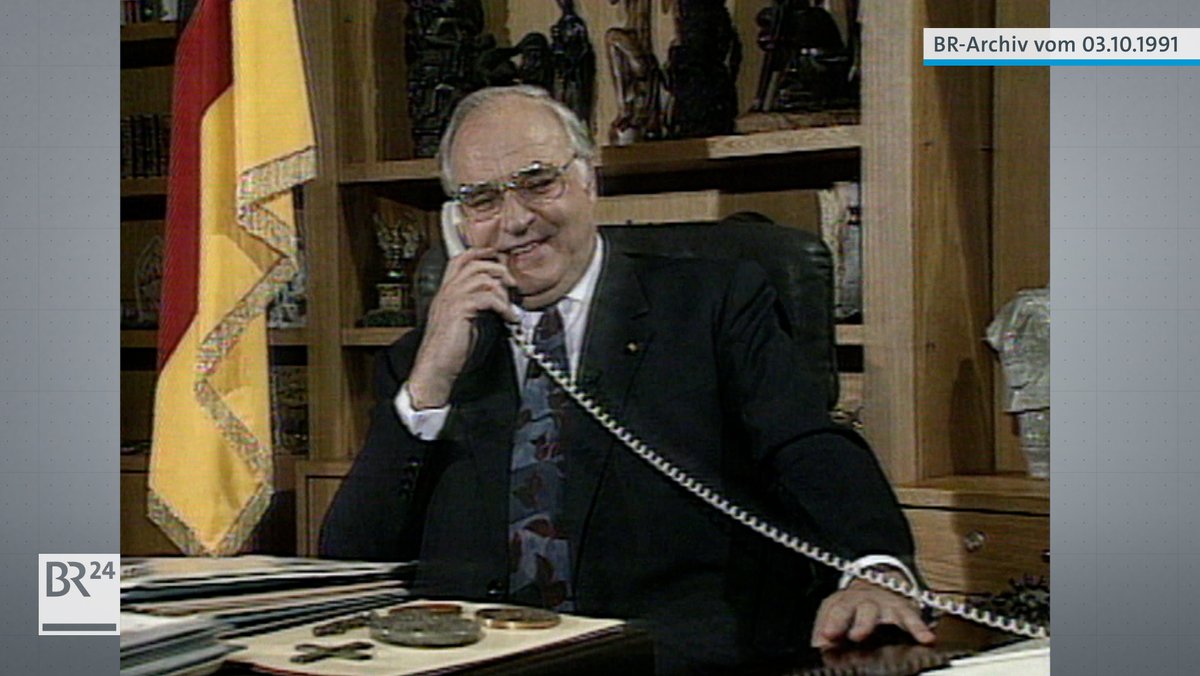 Bundeskanzler Helmut Kohl am Schreibtisch mit Telefon in der Hand