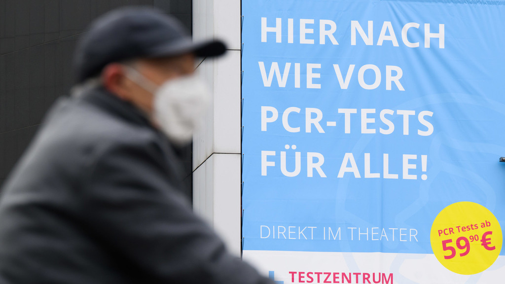 31.03.2022, Niedersachsen, Hannover: Ein Werbeplakat "Hier nach wie vor PCR-Tests für alle!" hängt am Aegidientorplatz.
