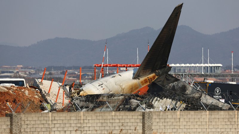 Bei der Landung am internationalen Flughafen von Muan in Südkorea ist ein Passagierflugzeug verunglückt | Bild: dpa-Bildfunk/See Dae-yun Bei der Landung am internationalen Flughafen von Muan in Südkorea ist ein Passagierflugzeug verunglückt