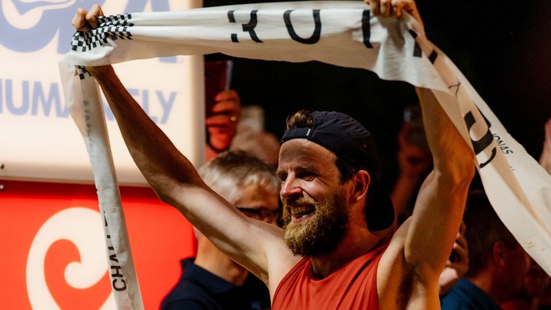 Jonas Deichmann schafft den 120. Langdistanztriathlon in Roth. Das ist Weltrekord. | Bild: Marc Bernreuther Jonas Deichmann schafft den 120. Langdistanztriathlon in Roth. Das ist Weltrekord.