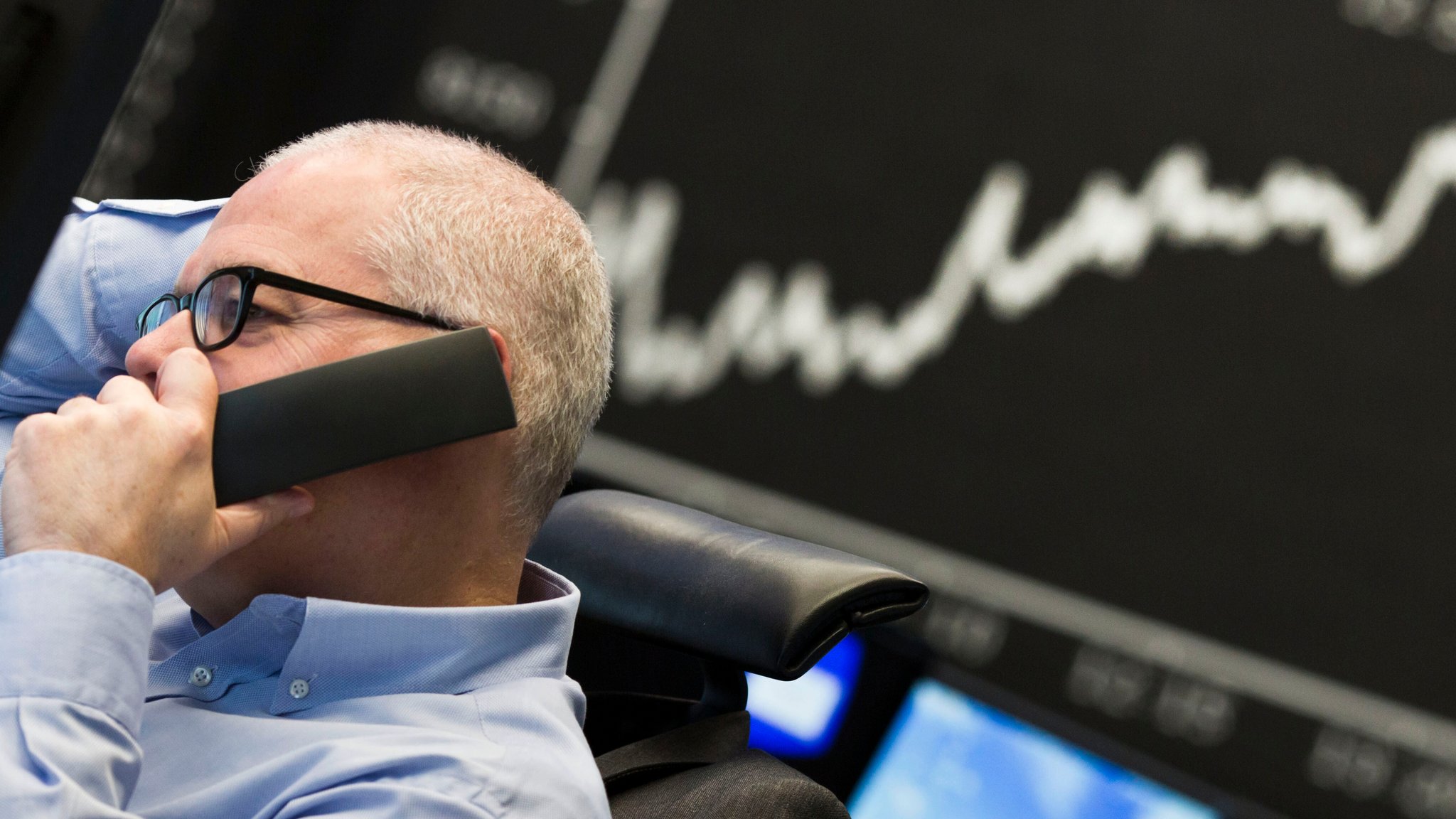 Börsenhändler vor DAX-Kurve, die nach oben zeigt | Bild: picture alliance / Frank Rumpenhorst Börsenhändler vor DAX-Kurve, die nach oben zeigt