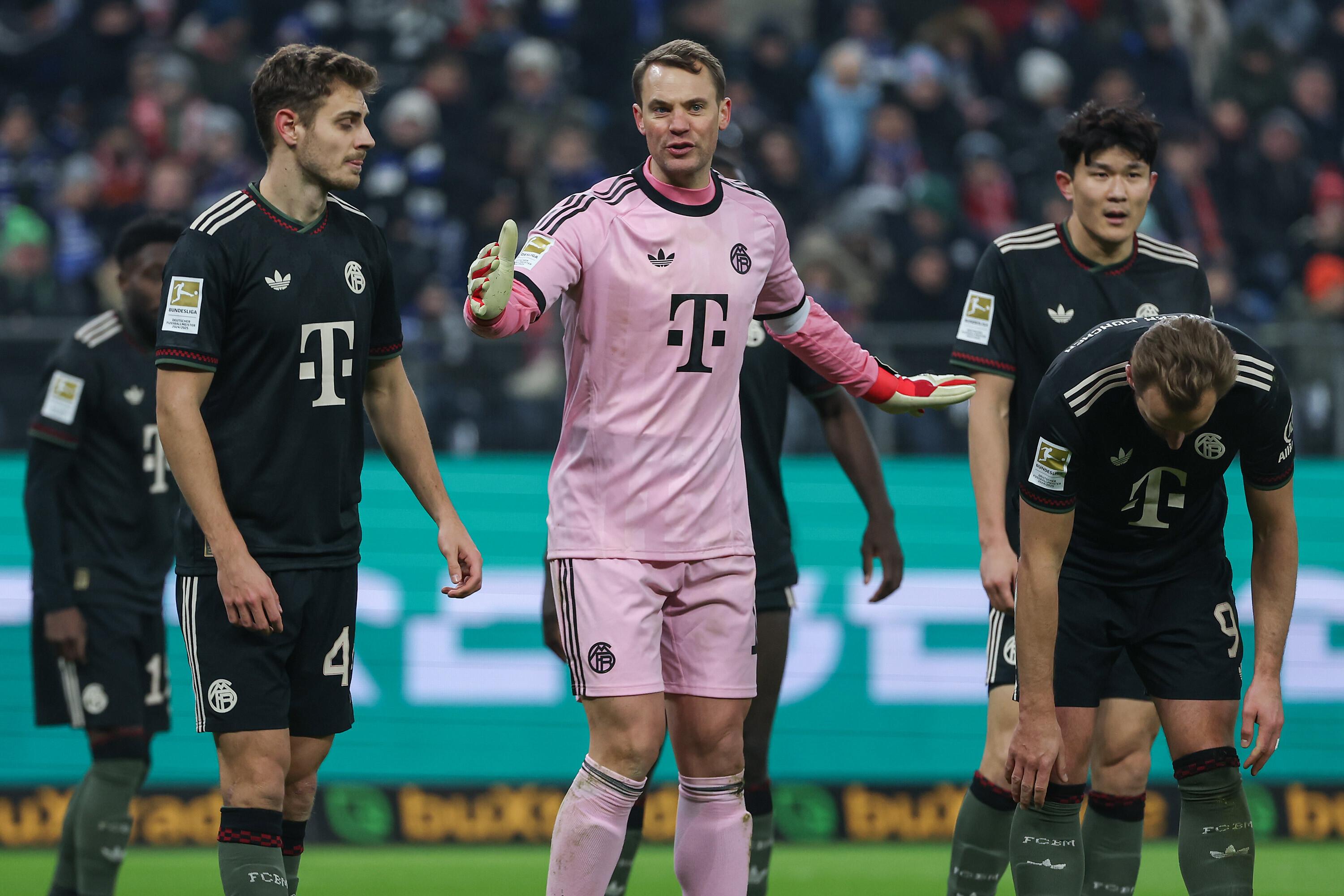 FC-Bayern-Torwart Manuel Neuer nach dem Spiel gegen den Hamburger SV