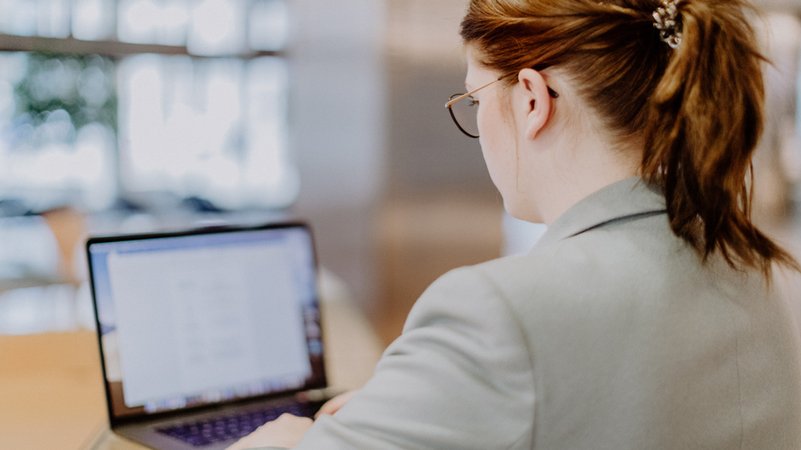 Eine Frau arbeitet an einem Laptop | Bild: BR/Johanna Schlüter Eine Frau arbeitet an einem Laptop