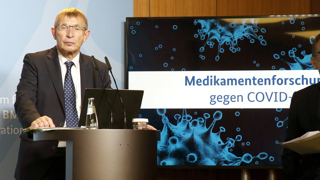 Klaus Cichutek, Präsident des Paul-Ehrlich-Instituts auf einer Pressekonferenz 
