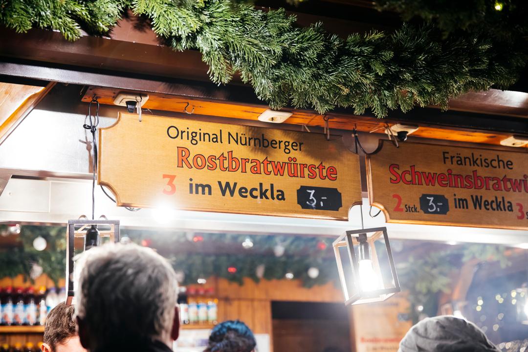 Bratwurststand am Nürnberger Christkindlesmarkt.
