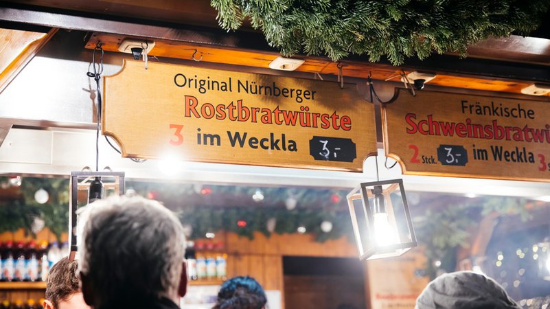 Bratwurststand am Nürnberger Christkindlesmarkt. | Bild: BR24/Philipp Kimmelzwinger Bratwurststand am Nürnberger Christkindlesmarkt.