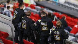 In einem Stadion sind vier Polizeibeamte in schwarzen Uniformen im Einsatz. | Bild:picture alliance / augenklick/Jürgen Fromme/firo S | Jürgen Fromme