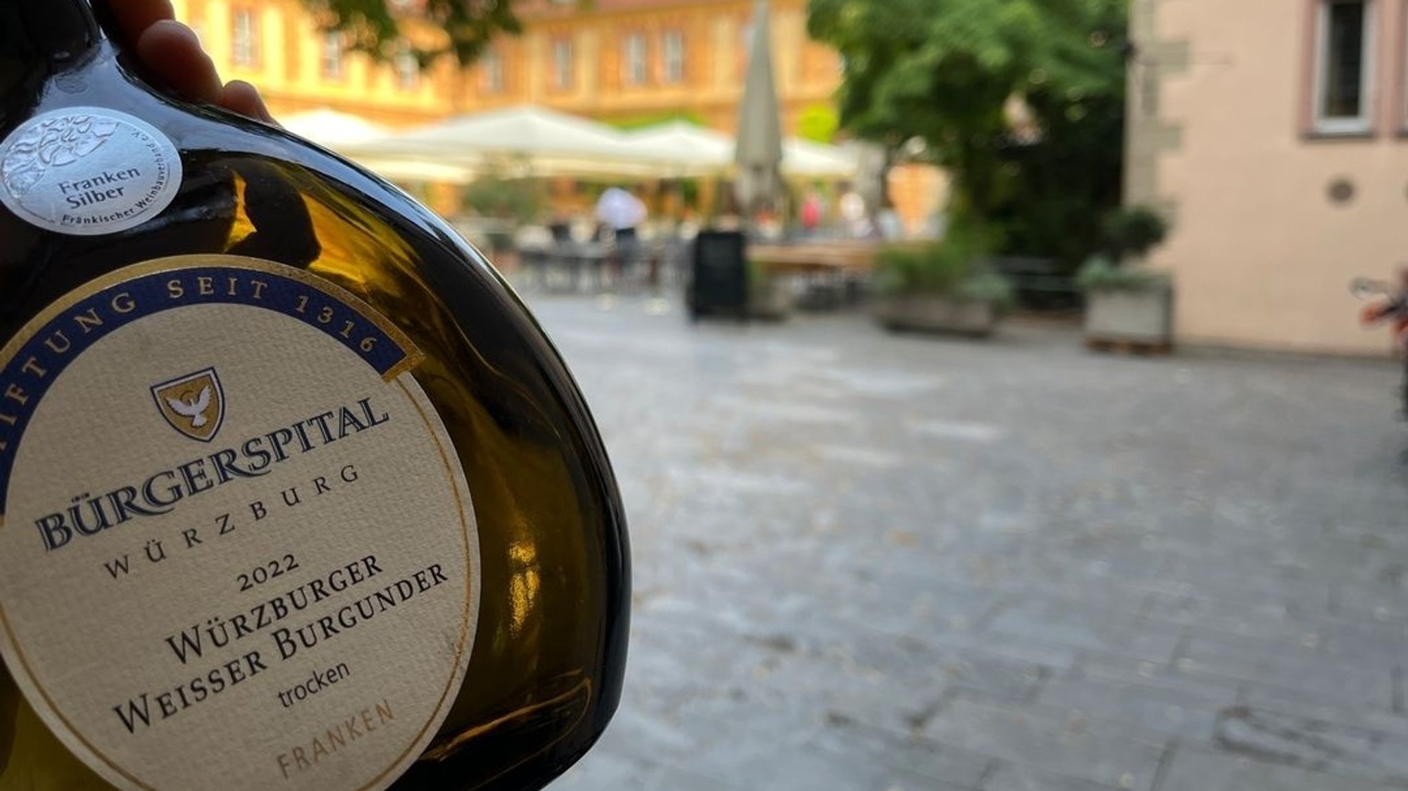 Vorne ein Boxbeutel, dahinter der Innenhof der Stiftung Bürgerspital.