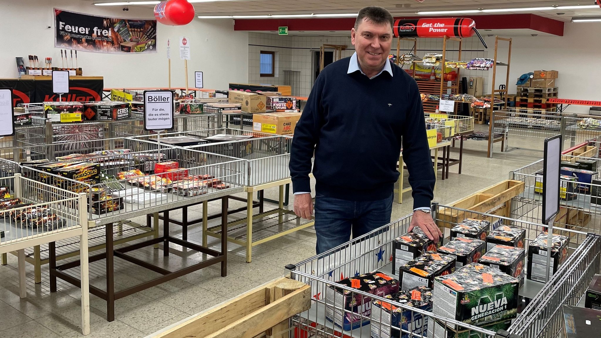 Dieter Koller, Feuerwerks-Großhändler in Lauterhofen, zeigt sein Sortiment.