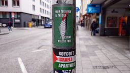 Anti-Israel-Aufkleber in München mit der verbotenen Palästinenser-Parole "From the river to the sea" | Bild:picture alliance / ZUMAPRESS.com | Sachelle Babbar