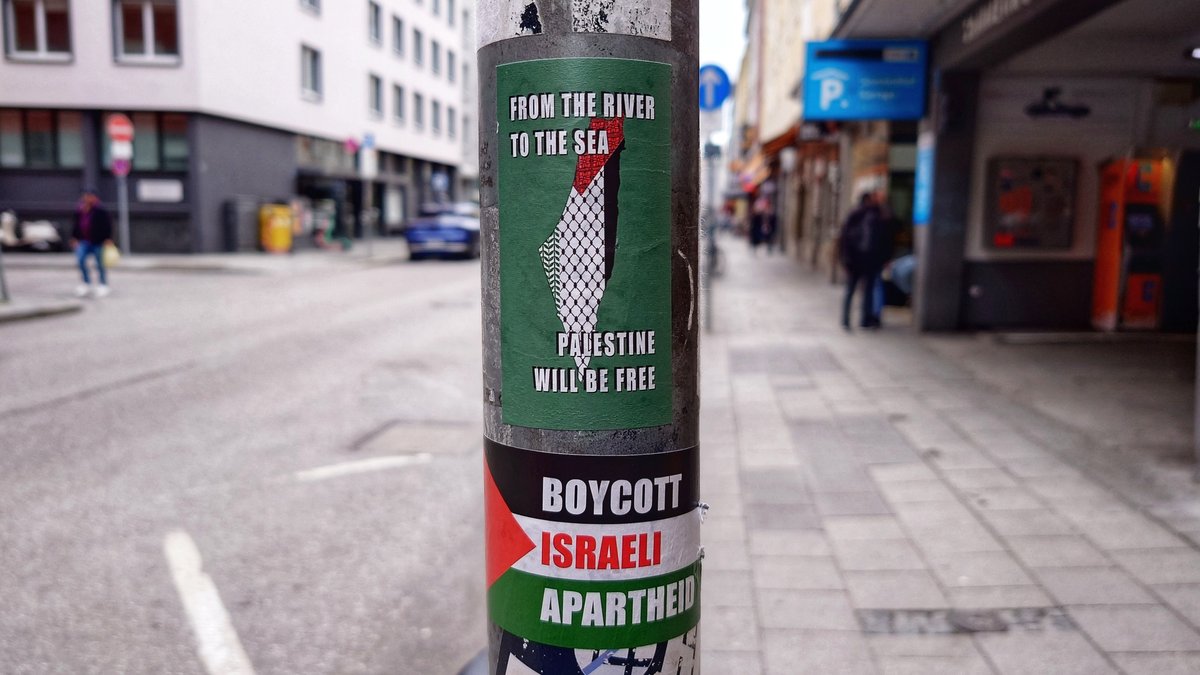 Anti-Israel-Aufkleber in München mit der verbotenen Palästinenser-Parole "From the river to the sea"