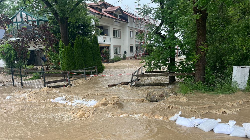 Überschwemmungen im Kemptener Ortsteil Hinterbach. | Bild:Feuerwehr Kempten