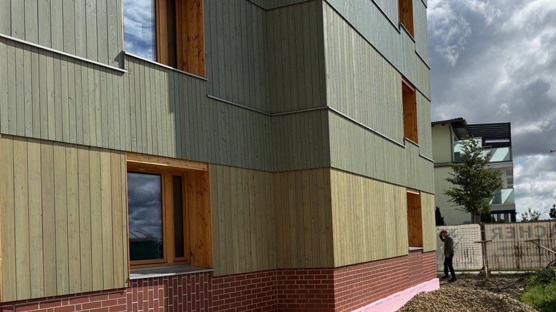 Fassade eines Gebäudes. | Bild: Arno Trümper/Bayerischer Rundfunk Fassade eines Gebäudes.