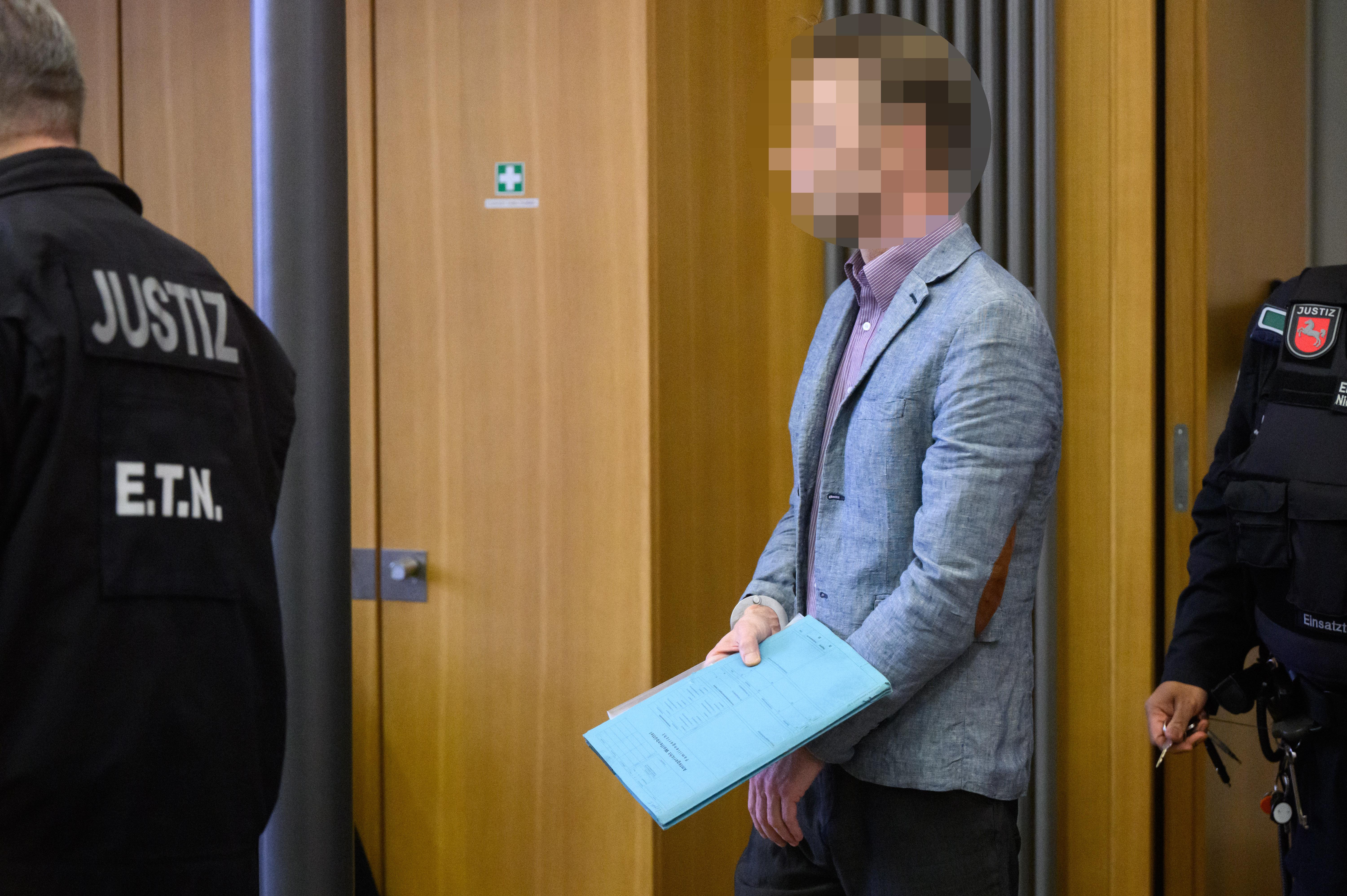 Der Angeklagte Christian B auf dem Weg zum Gerichtssaal im Landgericht Braunschweig