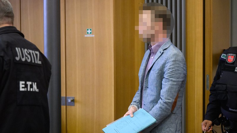 Der Angeklagte Christian B auf dem Weg zum Gerichtssaal im Landgericht Braunschweig