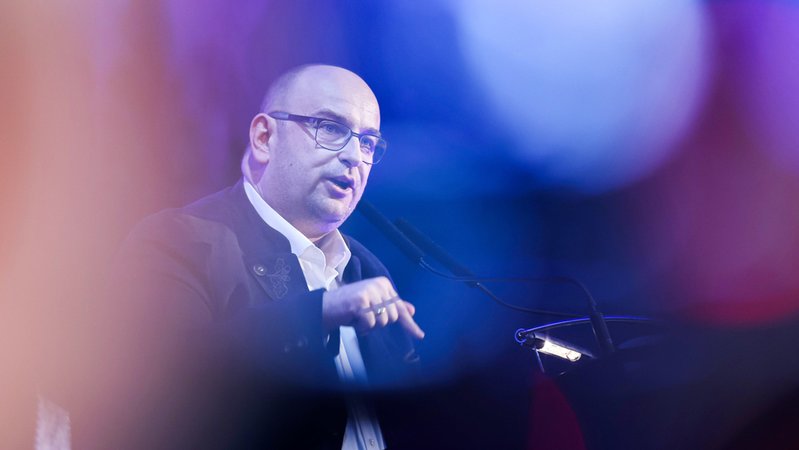 Stephan Protschka steht am Rednerpult. | Bild: dpa-Bildfunk/Daniel Löb Stephan Protschka steht am Rednerpult.