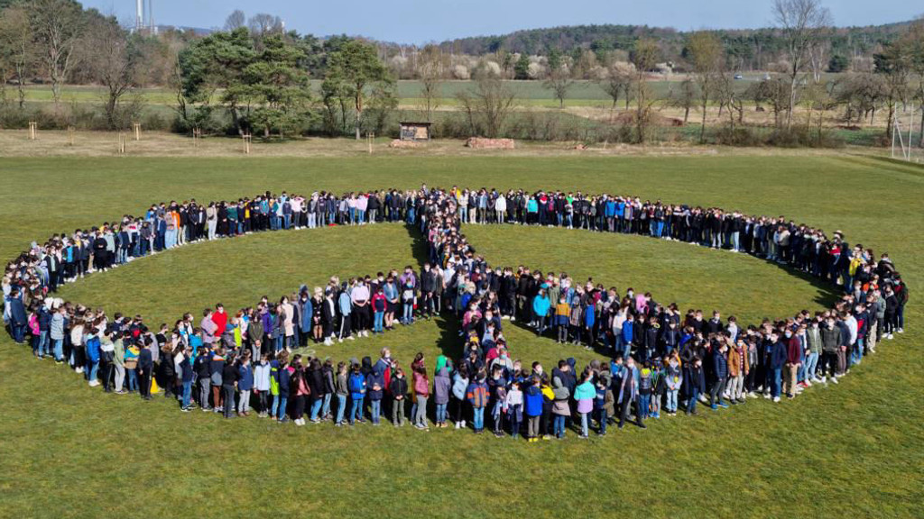 Zeichen für Solidarität mit der Ukraine: 800 Schüler und Schulangestellte des Hermann-Staudinger-Gymnasiums haben ein Peace-Zeichen gebildet