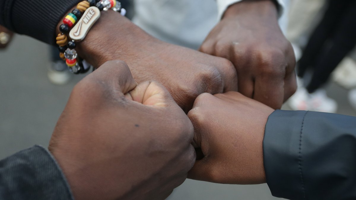 Vier Fäuste von dunkelhäutigen jungen US-Amerikanern berühren sich bei einer Demonstration gegen Rassismus (Symbolbild)