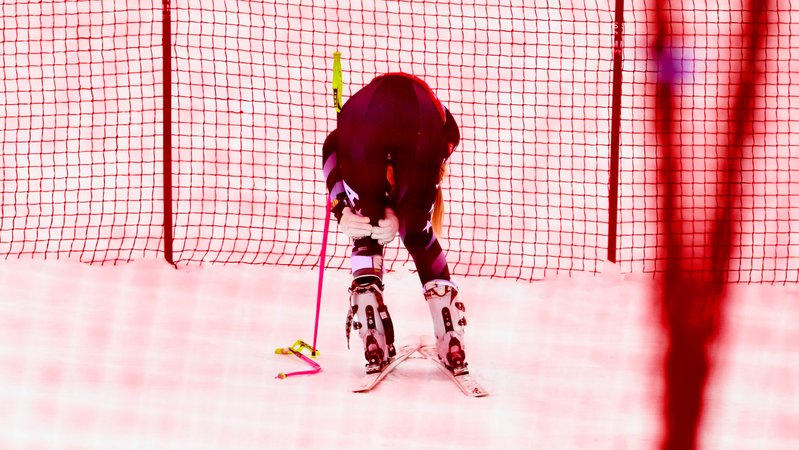 Lindsey Vonn hält sich da linke Knie nach ihrem Sturz in Crans Montana | Bild: picture alliance/KEYSTONE | JEAN-CHRISTOPHE BOTT Lindsey Vonn hält sich da linke Knie nach ihrem Sturz in Crans Montana