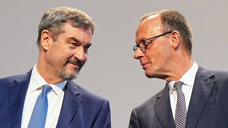 09.04.2025, Berlin: Markus Söder (l), Ministerpräsident von Bayern und CSU-Vorsitzender, Friedrich Merz, Unions-Kanzlerkandidat und CDU-Bundesvorsitzender | Bild: dpa-Bildfunk/Michael Kappeler 09.04.2025, Berlin: Markus Söder (l), Ministerpräsident von Bayern und CSU-Vorsitzender, Friedrich Merz, Unions-Kanzlerkandidat und CDU-Bundesvorsitzender