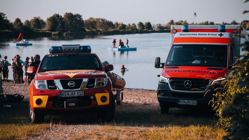 Großeinsatz am Mauerner Badesee in Neustadt an der Donau: Ein 27-Jähriger wird vermisst. | Bild: NEWS5 Großeinsatz am Mauerner Badesee in Neustadt an der Donau: Ein 27-Jähriger wird vermisst.