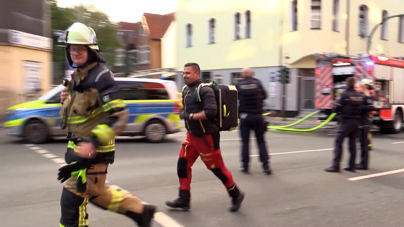 In Essen sind bei zwei Wohnhausbränden 31 Menschen verletzt worden, acht von ihnen schwer. | Bild: BR In Essen sind bei zwei Wohnhausbränden 31 Menschen verletzt worden, acht von ihnen schwer.