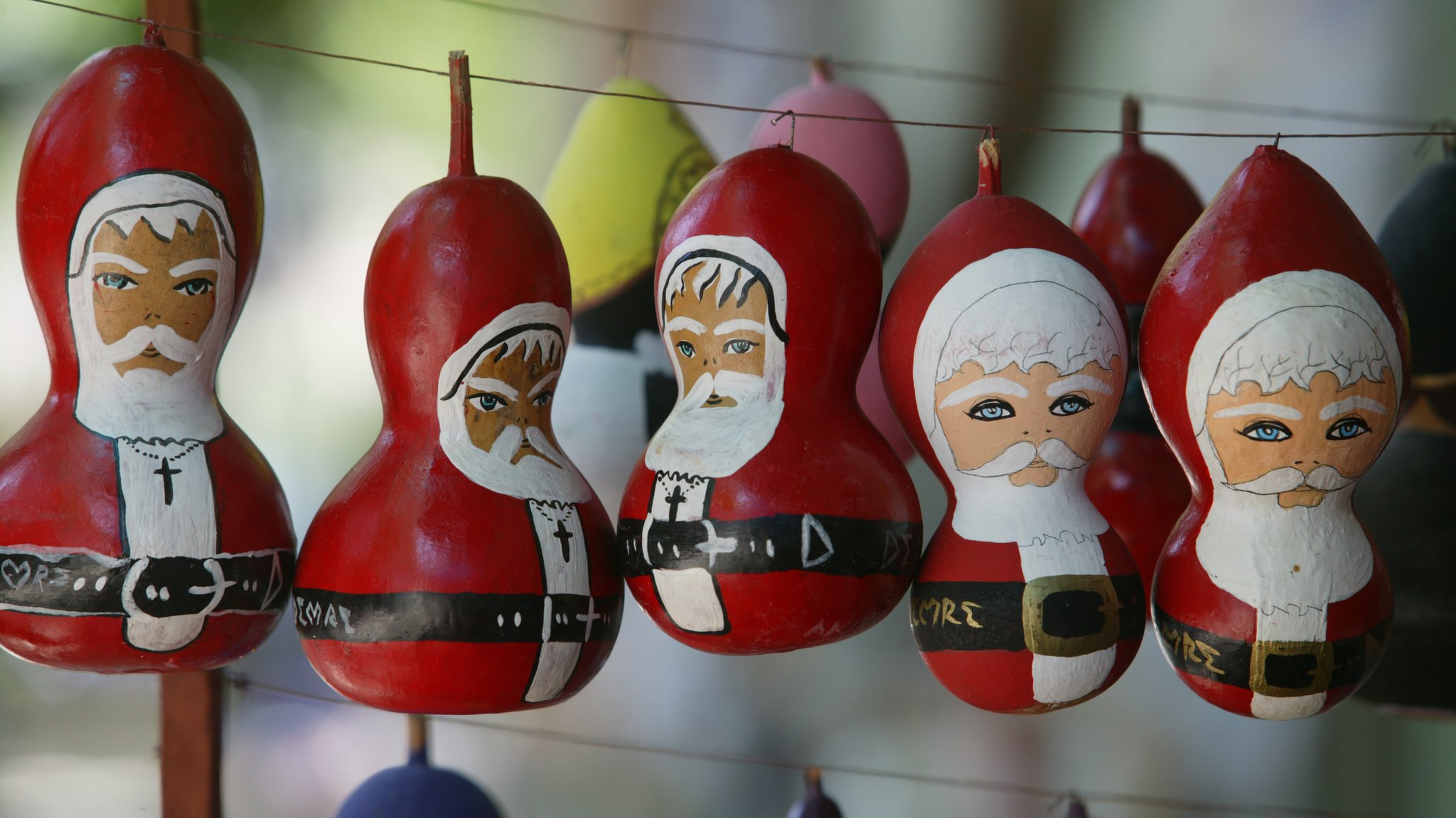 Nikolaus-Figuren in der Türkei, dem Ursprungsland des Heiligen. Dort ist er auch unter Muslimen beliebt.