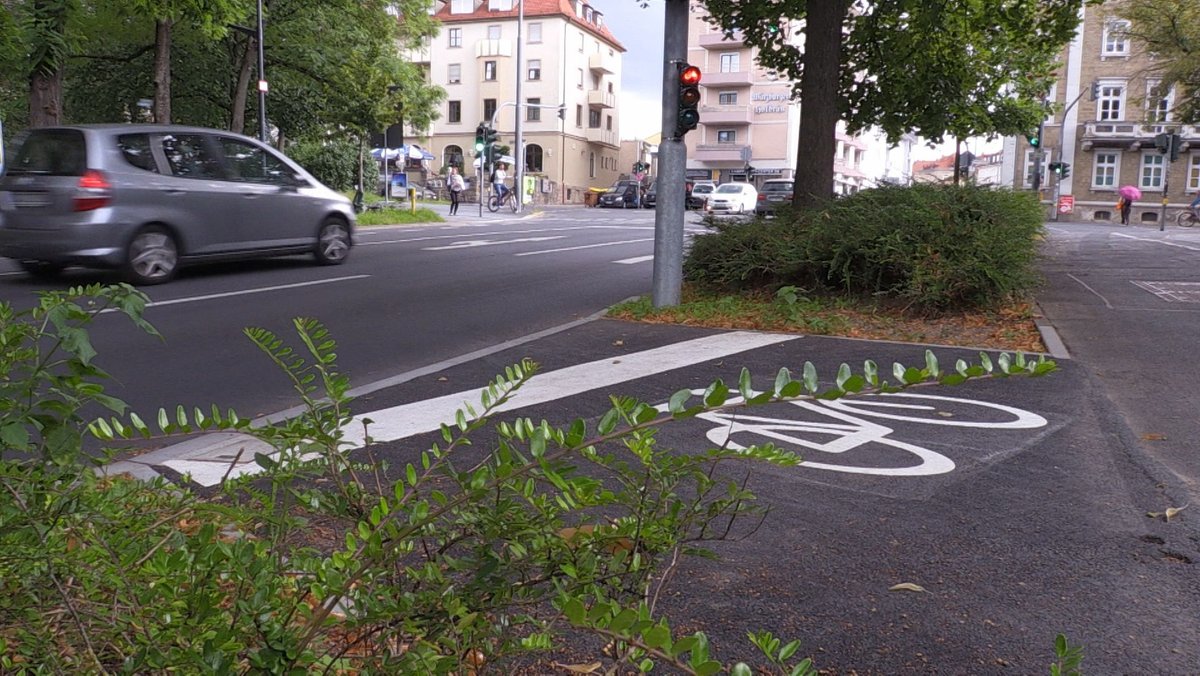 Mit einer eigenen Ampel werden Fahrradfahrende sicher in den Straßenverkehr geschleust.