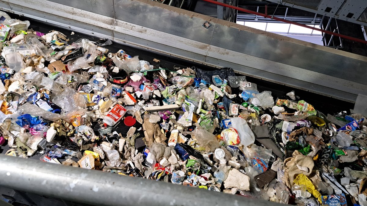 Kunststoff-Recycling: Eine wilde Mischung Kunststoffmüll in einer Sortieranlage nahe München.