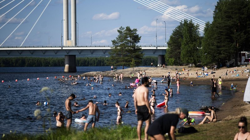 Badefreuden am Polarkreis: Ounaskoski Beach im finnischen Rovaniemi (Aufnahme vom 23. Juli 2025) | Bild: picture alliance / SIPA | Jouni Porsanger/LEHTIKUVA Badefreuden am Polarkreis: Ounaskoski Beach im finnischen Rovaniemi (Aufnahme vom 23. Juli 2025)