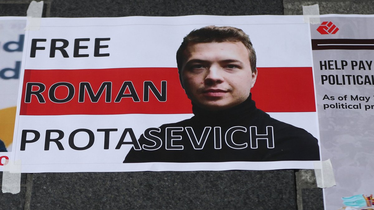 Ein Schild mit einem Porträt des verhafteten belarussischen Journalisten Protassewitsch und der Aufschrift "Free Roman Protasevich" ("Befreit Roman Protassewitsch") ist bei einem Protest von Mitgliedern der belarussischen Gemeinde in Irland auf den Boden geklebt.