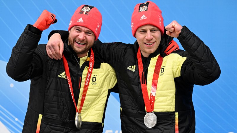 Johannes Lochner und Florian Bauer feiern ihre Silbermedaillen