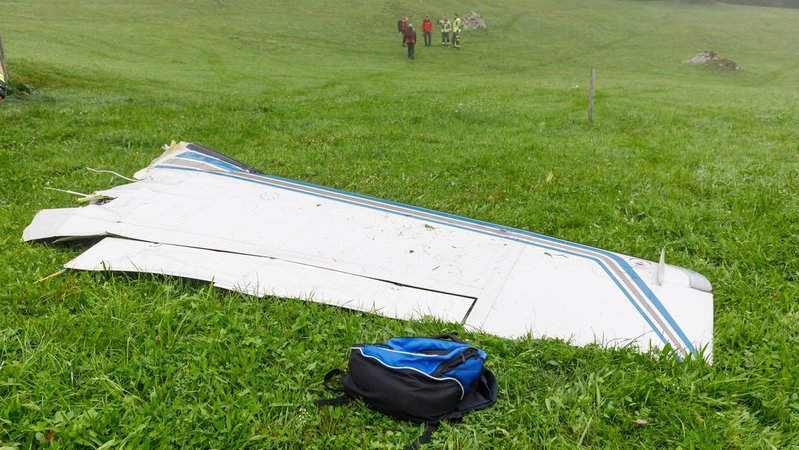 Das Kleinflugzeug war am Montag in Österreich abgestürzt. Nun wurden die Überreste einer Person gefunden - vermutlich der Pilot. | Bild: privat/Bernd Hofmeister Das Kleinflugzeug war am Montag in Österreich abgestürzt. Nun wurden die Überreste einer Person gefunden - vermutlich der Pilot.