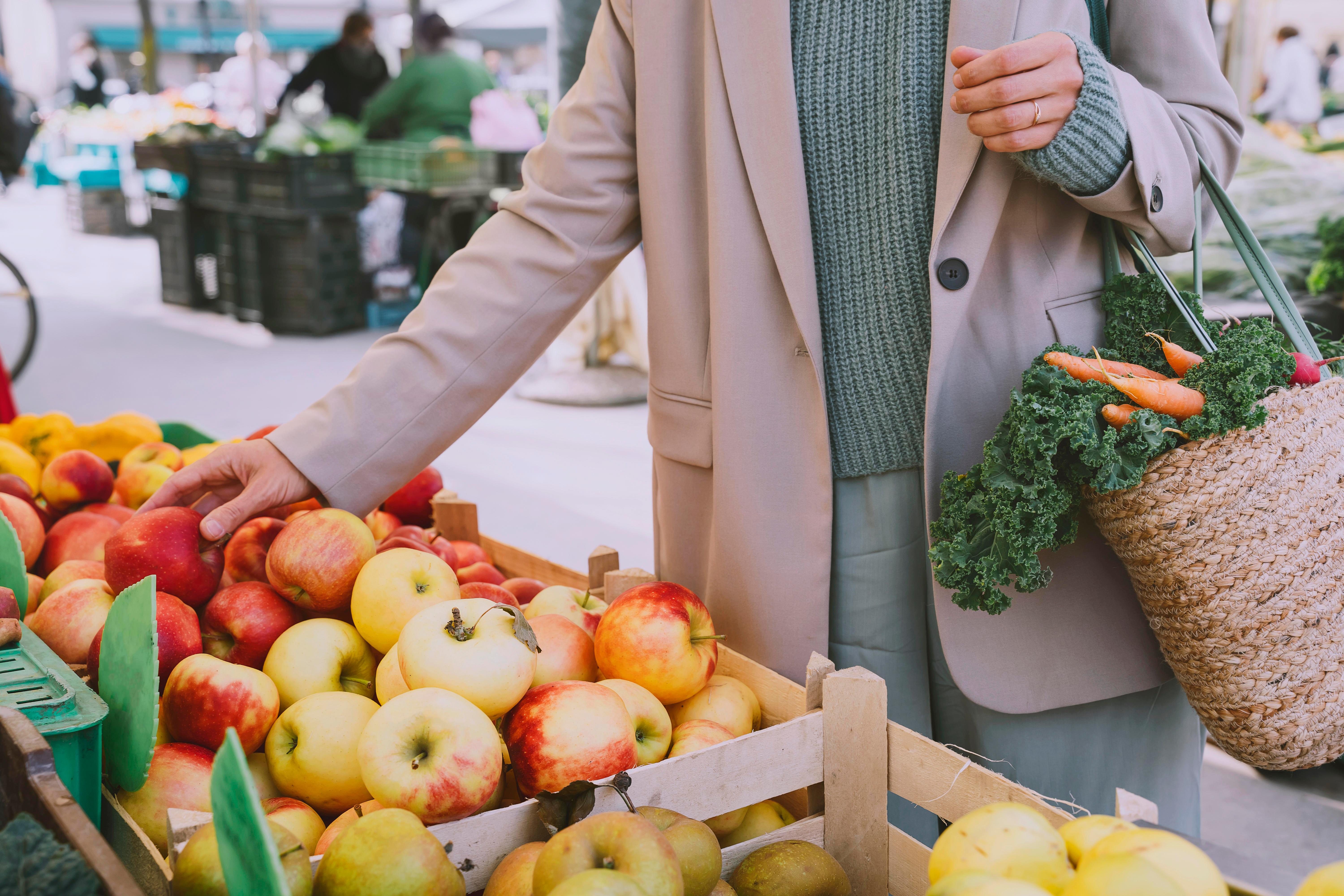 Symbolbild: Viele Rentnerinnen und Rentner müssen beim Einkaufen jeden Cent umdrehen.