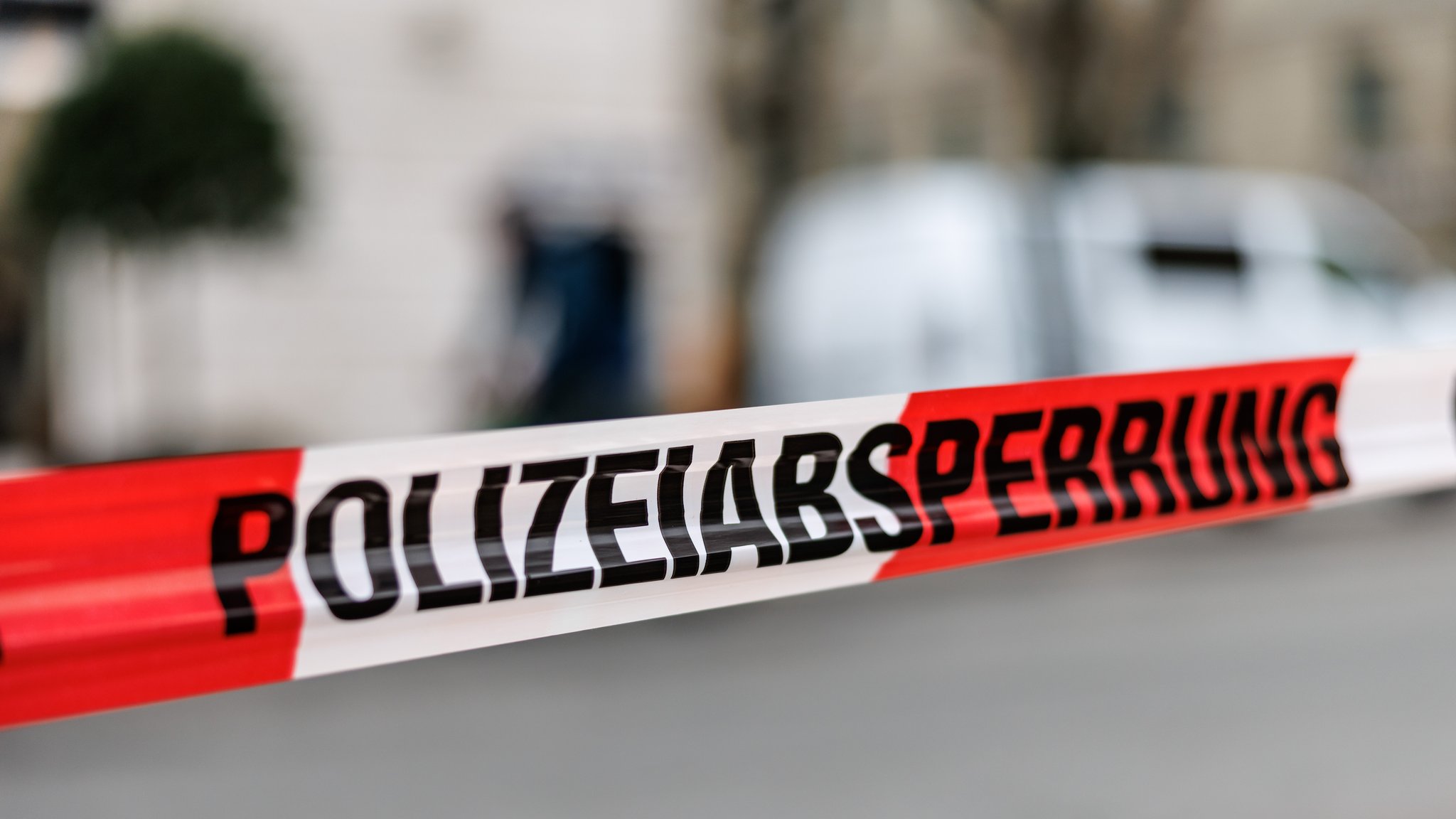 Mit Verletzungen, die auf Gewalt hindeuten, wurde ein 27-Jähriger in ein Münchner Krankenhaus eingeliefert. Die Kriminalpolizei ermittelt.