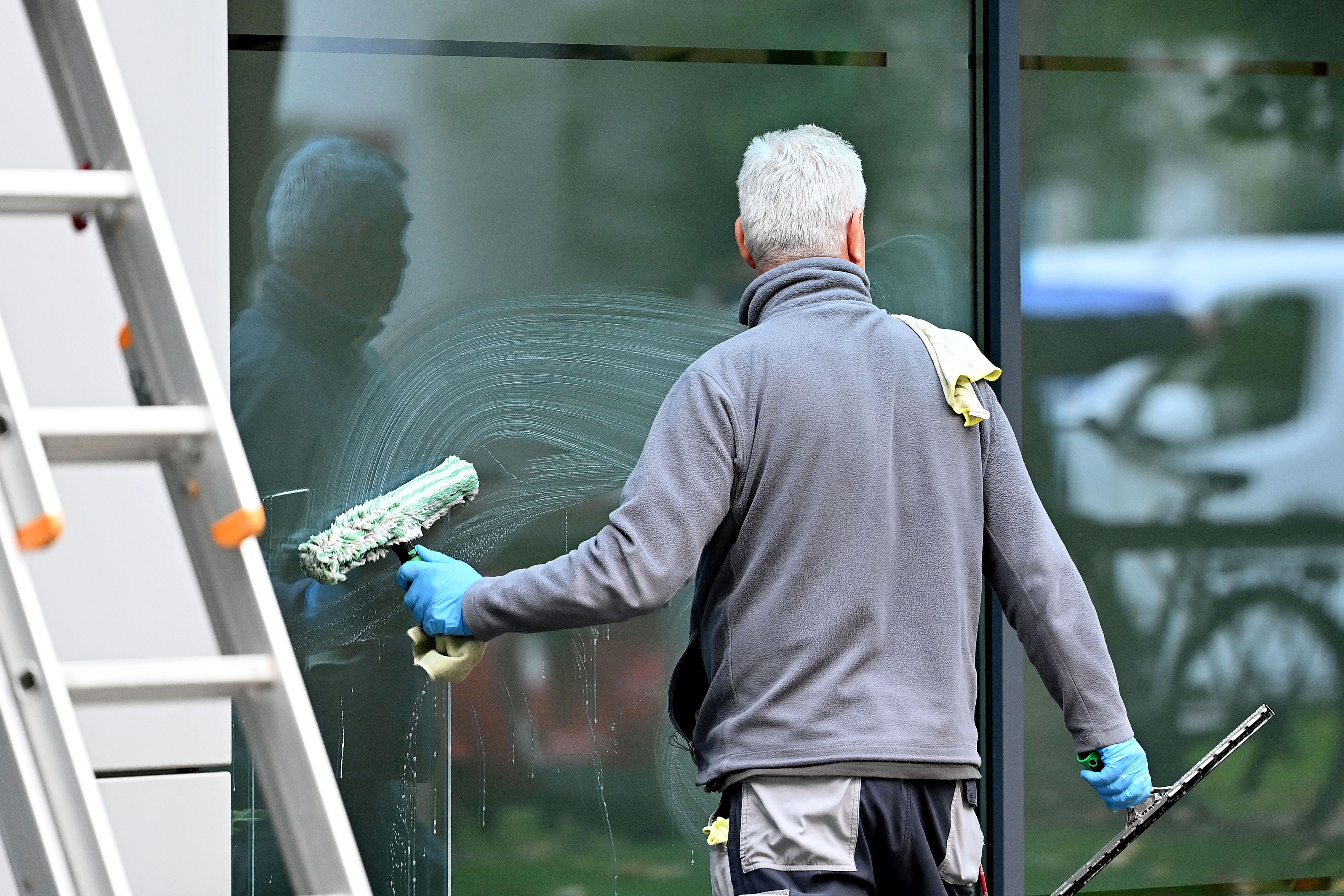Ein Fensterputzer bei der Arbeit. 