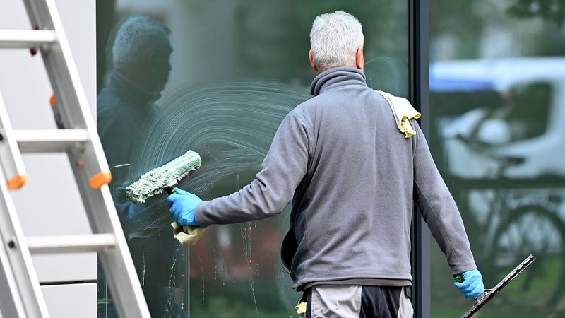 Ein Fensterputzer bei der Arbeit. | Bild: picture alliance / SvenSimon | Frank Hoermann / SVEN SIMON Ein Fensterputzer bei der Arbeit.