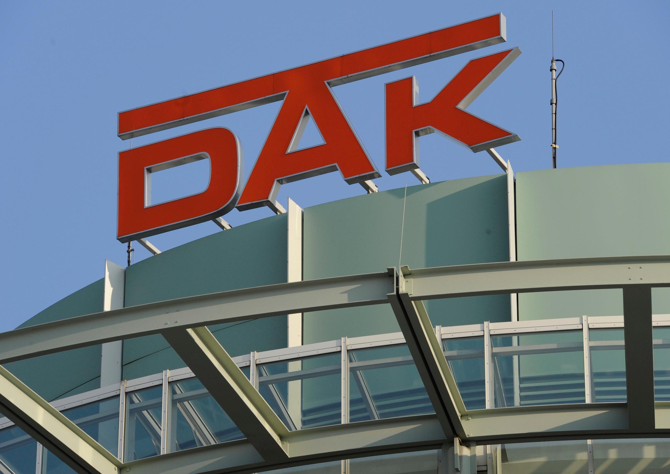 Das Logo der Deutschen Angestellten-Krankenkasse (DAK) ist auf einem Gebäude des Versicherers zu sehen.