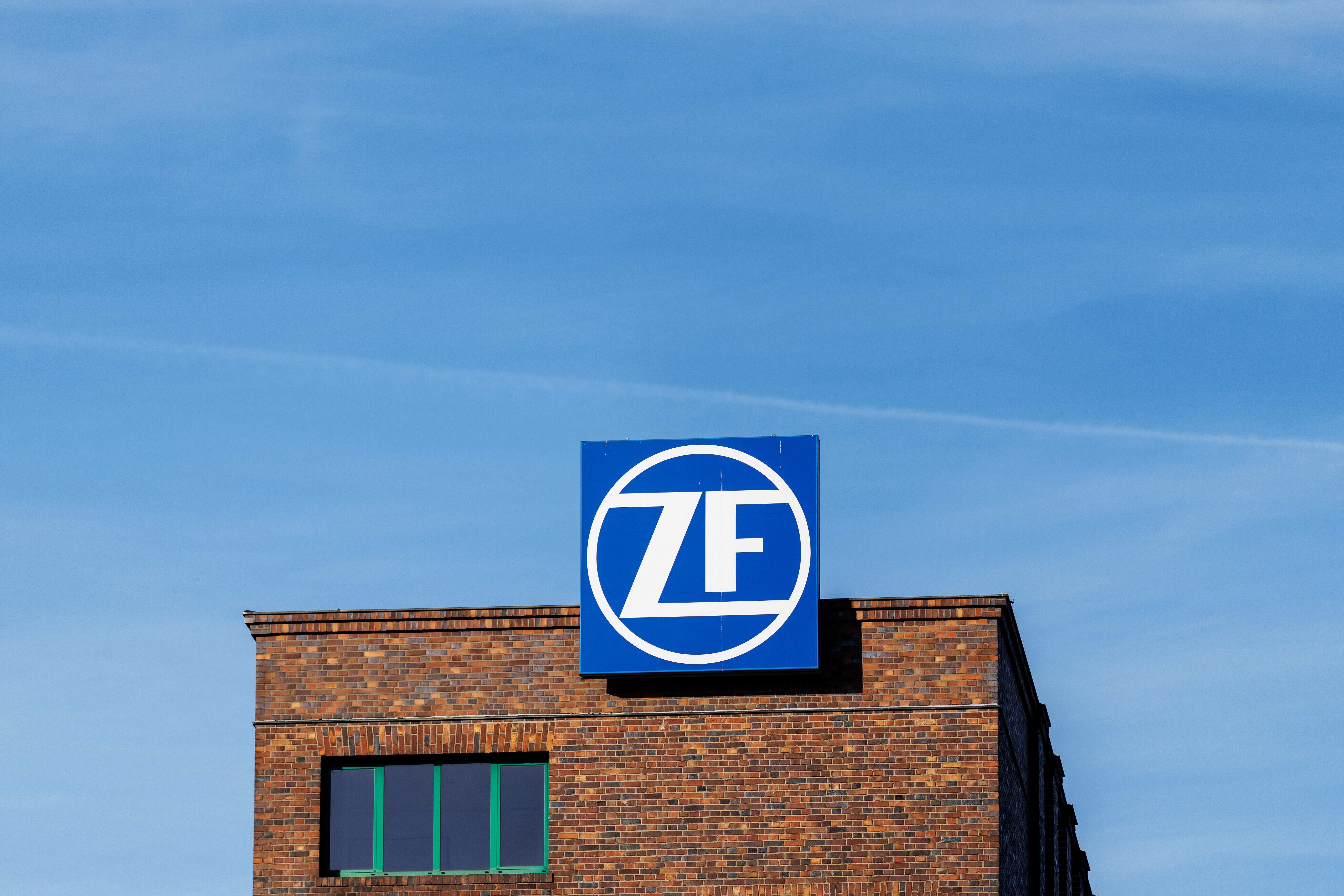 Das Logo von ZF auf einem Schild an einem Werk vom ZF-Standort in Schweinfurt.