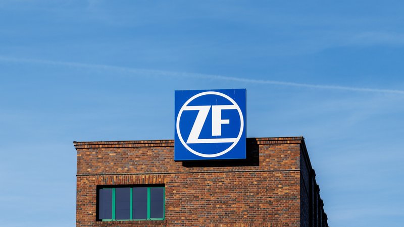Das Logo von ZF auf einem Schild an einem Werk vom ZF-Standort in Schweinfurt. | Bild: pa/dpa | Matthias Balk Das Logo von ZF auf einem Schild an einem Werk vom ZF-Standort in Schweinfurt.